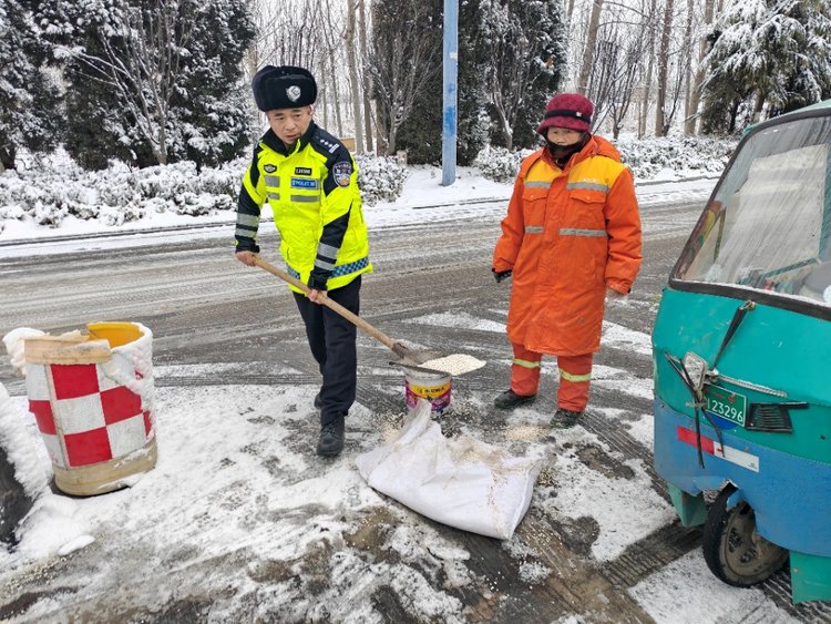 战风雪抗严寒,任城交警全力守护群众平安路