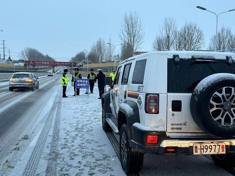 战风雪抗严寒,任城交警全力守护群众平安路