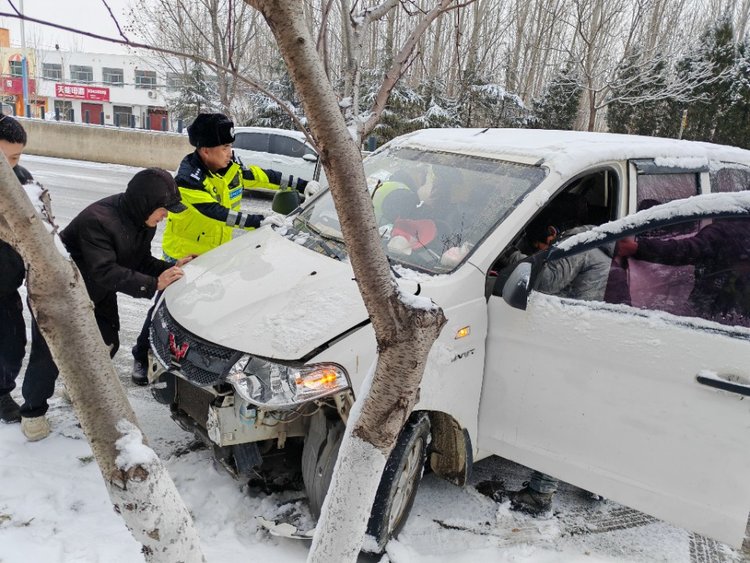 战风雪抗严寒,任城交警全力守护群众平安路