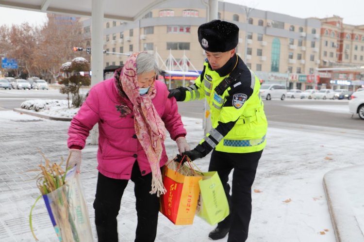 战风雪抗严寒,任城交警全力守护群众平安路