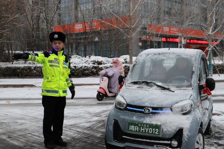 战风雪抗严寒,任城交警全力守护群众平安路