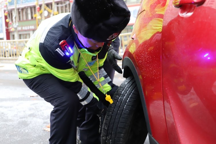 战风雪抗严寒,任城交警全力守护群众平安路