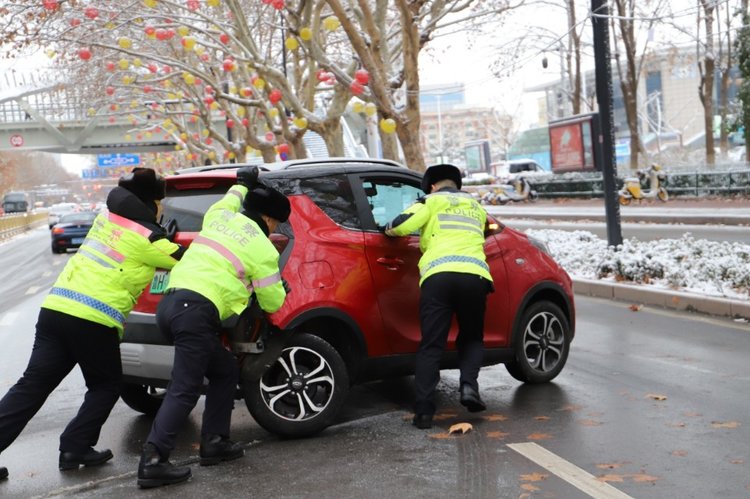 战风雪抗严寒,任城交警全力守护群众平安路