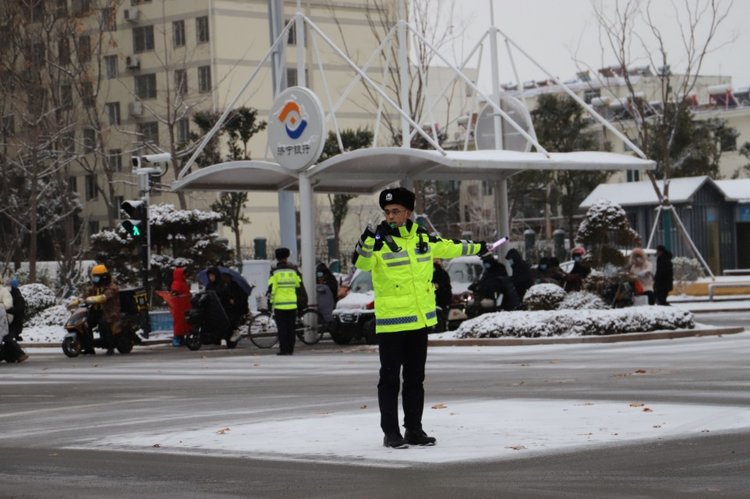 战风雪抗严寒,任城交警全力守护群众平安路