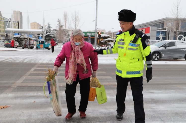 战风雪抗严寒,任城交警全力守护群众平安路