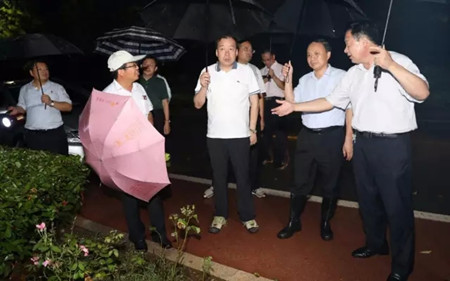 展鑫书记带队夜查防汛排涝工作